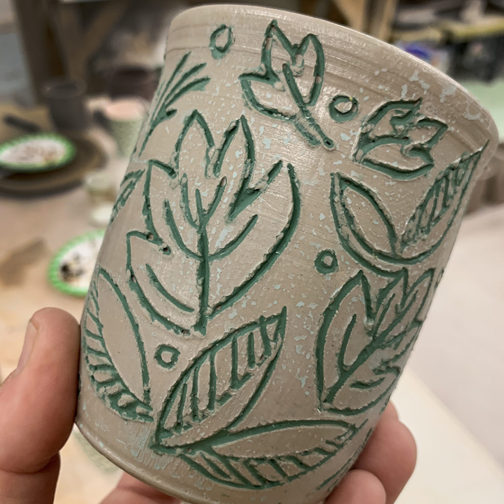 How to: Underglaze and On-glaze Decorative Techniques – Universe of Ceramics
